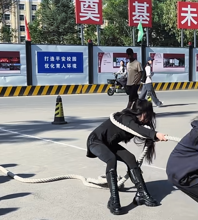 看得出来此刻她很想赢！