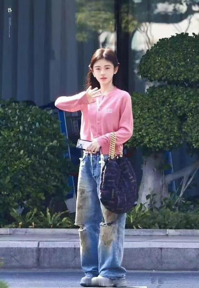 路人拍到了鞠婧祎的素颜照片，去掉美颜滤镜之后，她真实的状态大家能打几分？​​​