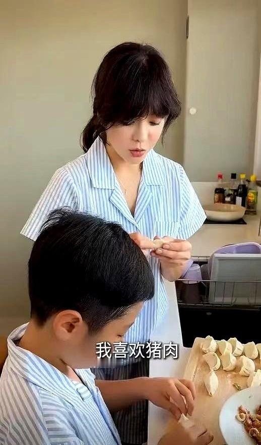 蔡琳和儿子一起包饺子，首谈前公公，不解当时为何反对其结婚蔡琳和高梓淇都已经各