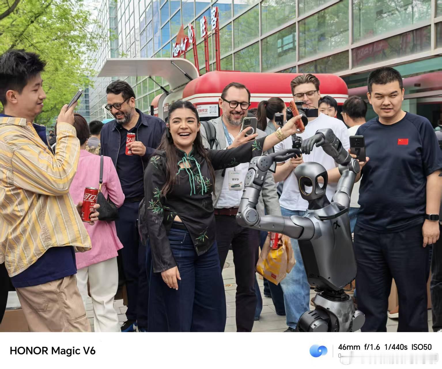 荣耀机器人跑完马拉松又来当车模荣耀的闪电机器人这几天挺火啊