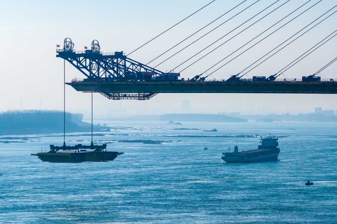 枝江长江大桥钢箱梁吊装平稳推进