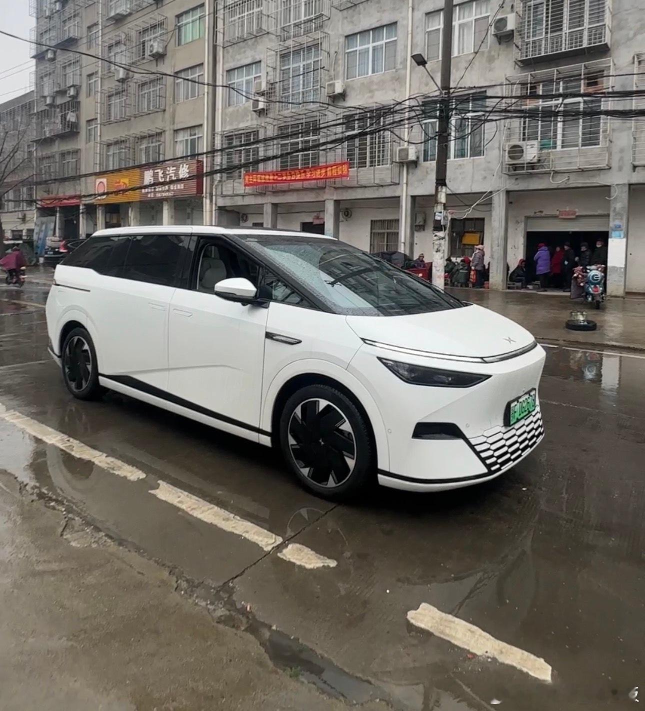 今年回老家拜年，计划开我的小鹏X9，原因很简单，乡村道路后轮转向灵活好开、魔法空