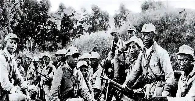 1941年，新四军一名参谋带着两名伤员打游击，3个人只有一条枪，令人惊讶的是，仅
