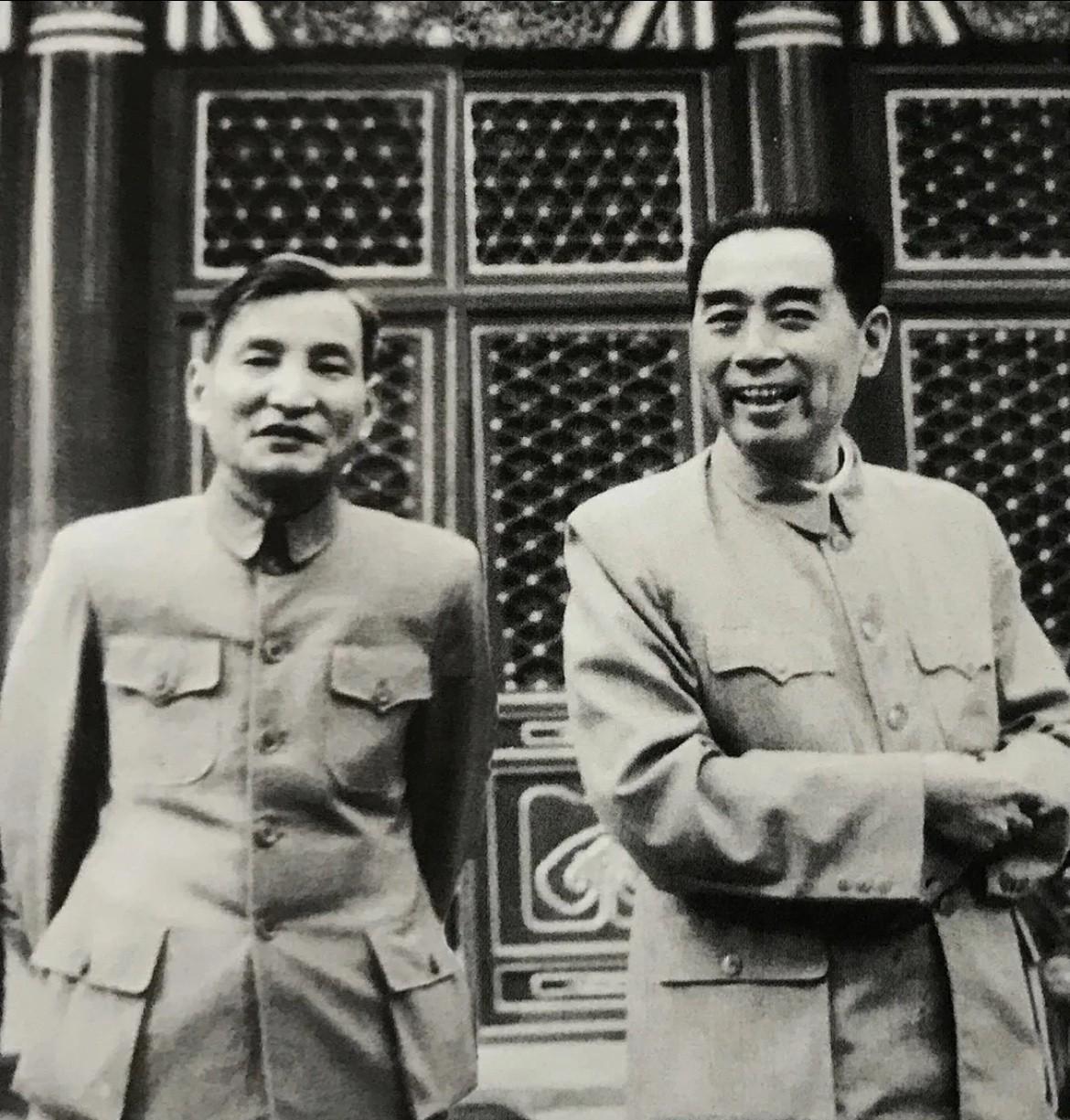 周恩来总理和陈云（长期主管经济工作，曾任国务院副总理），两人长期共事。特别是在经