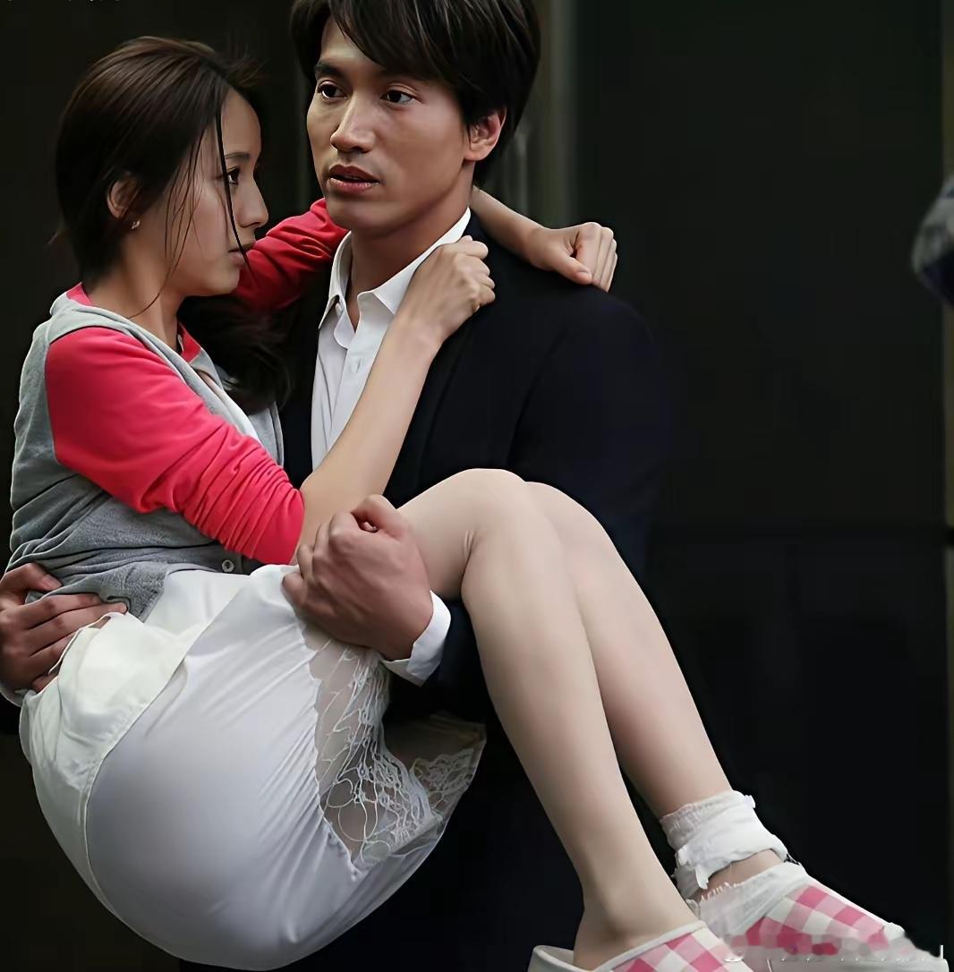 佟丽娅被一个男的抱着，这个男的不是她的老公，但是有点眼熟，一下子记不起来是谁，