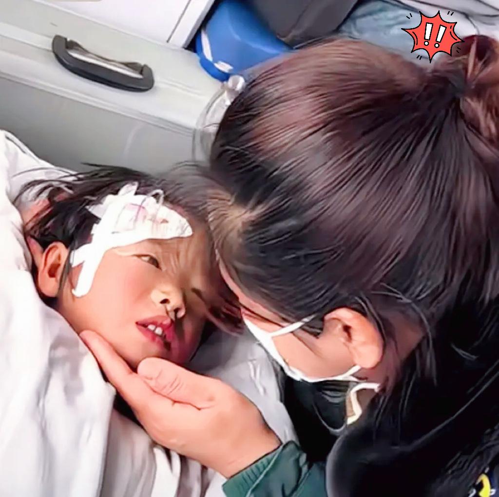 小丁一在救护车上说的一句话把医护人员感动哭了辽宁建平这四岁娃走失两天两夜，饿
