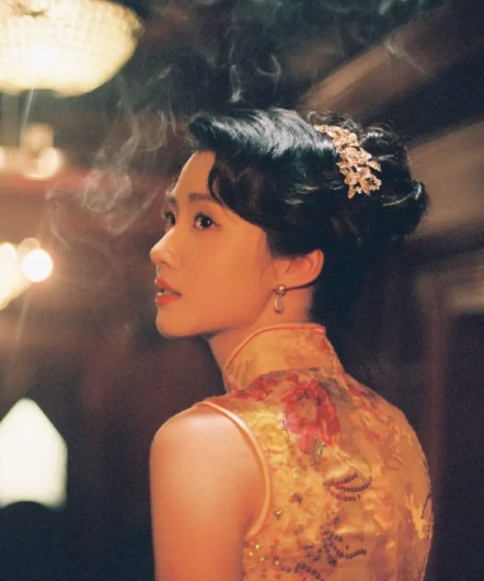卢昱晓着旗袍复古优雅回眸一笑尽显妩媚
