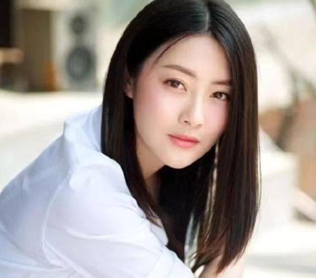 39岁女演员哭惨：破产失业，靠母亲支援2000元生活，网友：不可信，手镯都值三四