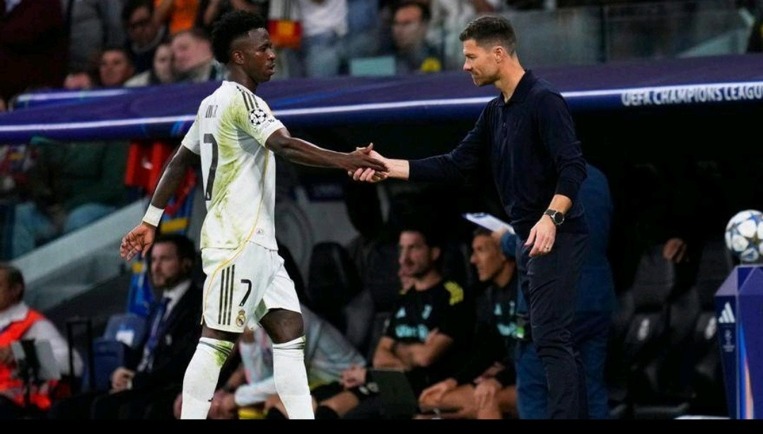 每体：罚丢点球后，维修斯被换下时平静无抗议在本轮西甲赛事中，皇马以4-0的大比