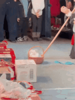 小姐姐看样子是被吓到了，吓得不轻。