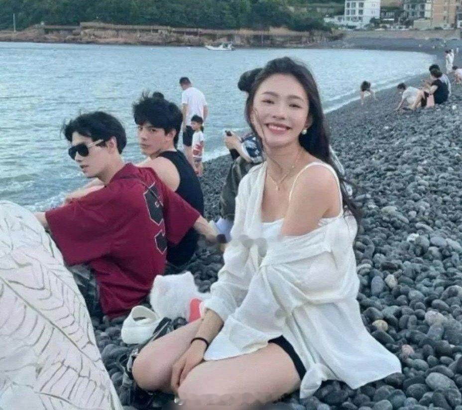 林允去海边玩居然没有路人认出来，那两个男生也不去要个签名