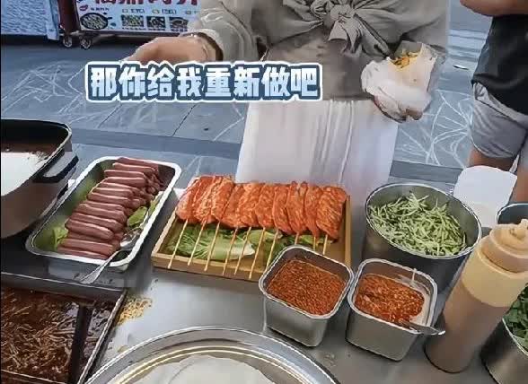 大热天的出来摆摊，钱没赚到几块，还得遇到这种人，有苦难言！女子到摊位上买了个