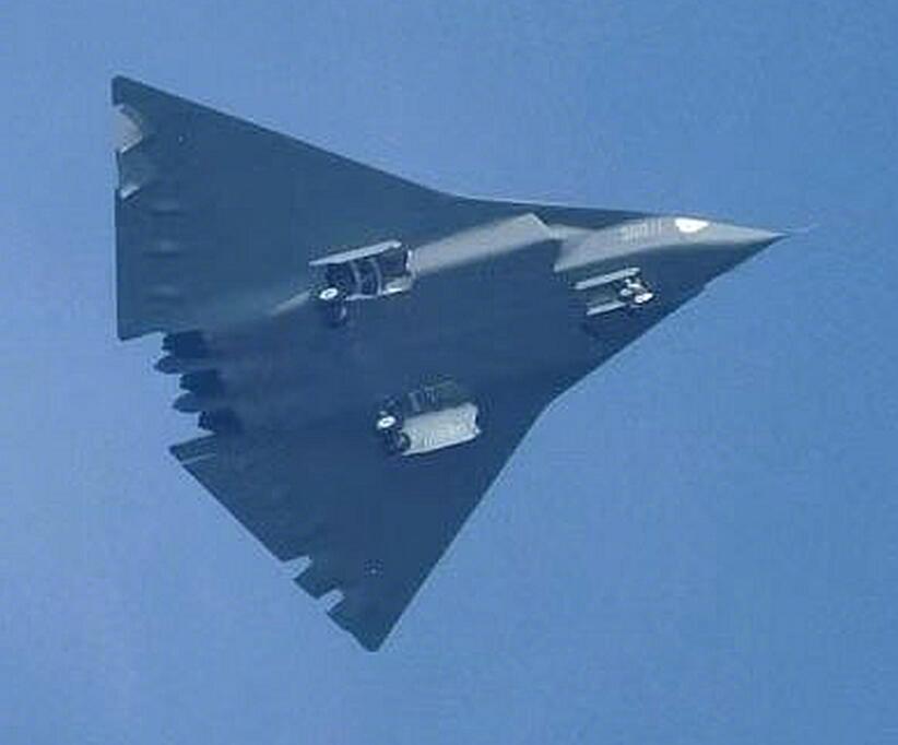 歼-36最新外形图。发动机喷口改二元矢量、主起落架变并排轮、进气口改DSI。