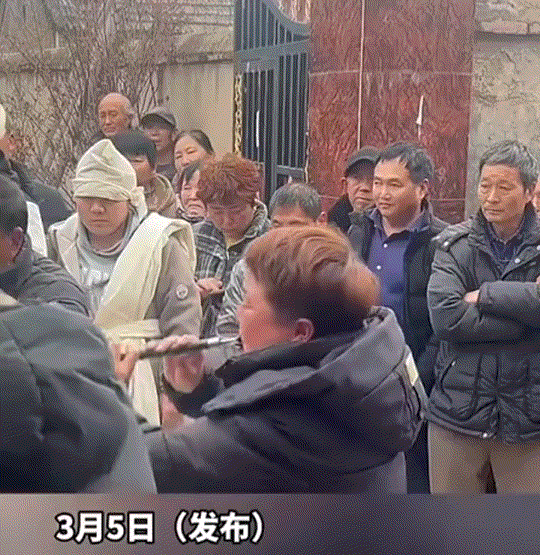 看泪目了。河南，一女子的好朋友去世了，女子来到朋友葬礼现场时，竟直接拿起唢呐，向