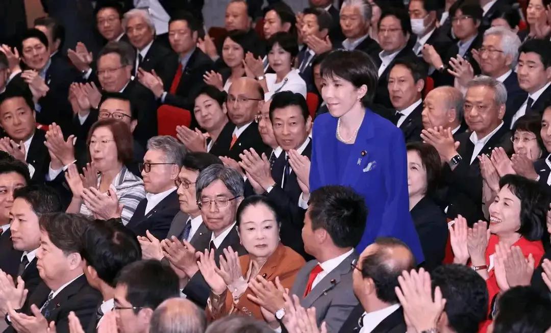 最近刷到个事儿挺拧巴的，中日因为首相的动作闹得挺僵，本来以为欧美会抱团帮日本，结