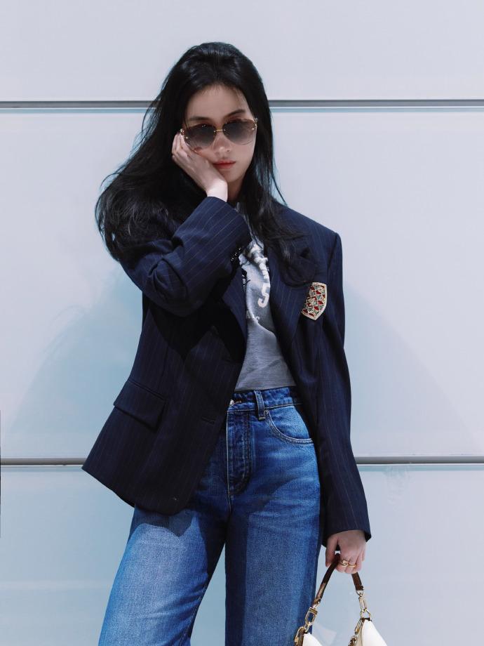 最近刘亦菲启程巴黎时装周，她这次走校园风路线，看上去年轻又靓丽。刘亦菲里面搭