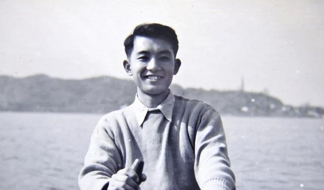 1956年，外交部的办公室里，几位领导正规劝一位21岁的青年，希望他能来外交部工