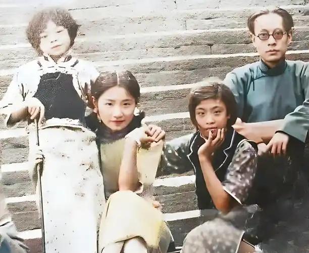 1929年，陆小曼和翁瑞午同游西湖，26岁的她梳着两个小辫娇俏可人。民国时期的名