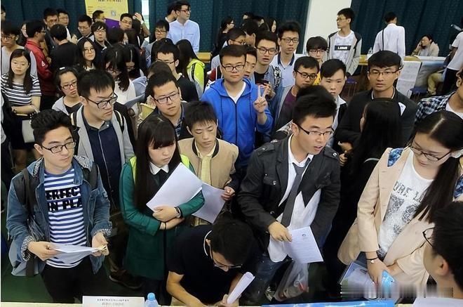 今年大学生毕业人多，好工作机会少，解决大学毕业生就业难，核心在于破解“有人没活干