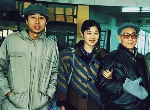 老照片满满回忆杀！倪萍老师年轻太美了，五官清秀，甜美可人。左边的好像冯巩老师，戴