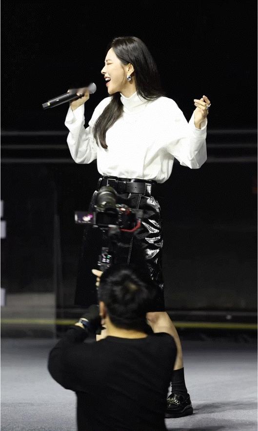 王霏霏大场面竟然穿平底鞋当素雅长裙与平底鞋一同出现，王霏霏身上那份不费力的松弛