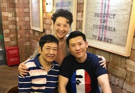 一天，陈宝国对刚进入演艺圈的儿子陈月末神秘地说：走，儿子，今天老爸带你去拜访一位