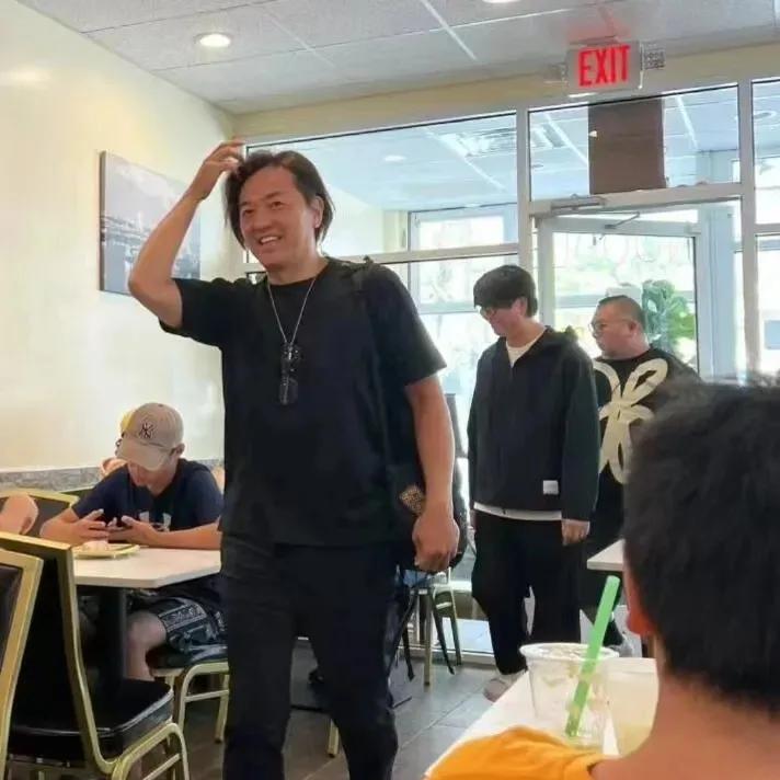 58岁郑伊健为何不回国开演唱会？近日，他在美国开演唱会，跳跟不上唱，老态也比较明