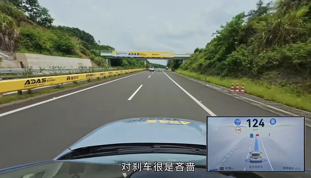 这测试是要围杀华为吗，前面两台车，系统判断可以超车，所以没有刹车，但司机强行拉回