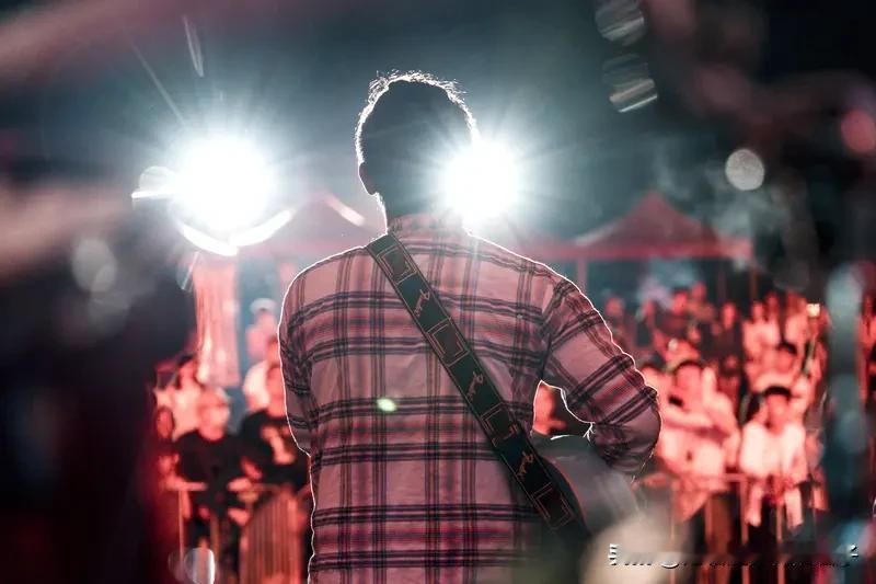 湘超暖场歌手表演身后伴舞打闹“湘超”暖场表演真是状况百出，歌手在前面卖力表演