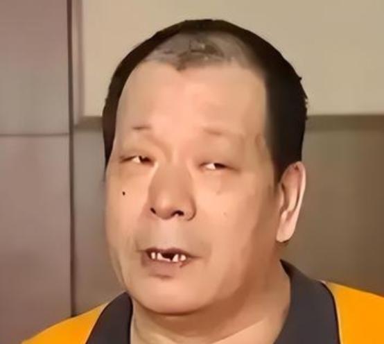 2003年，哈尔滨一名保安花两千元买下一张彩票，次日开奖竟中了五百万，更叫人瞠目