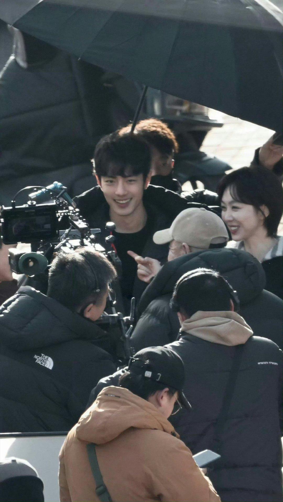 肖战超长款羽绒服男模