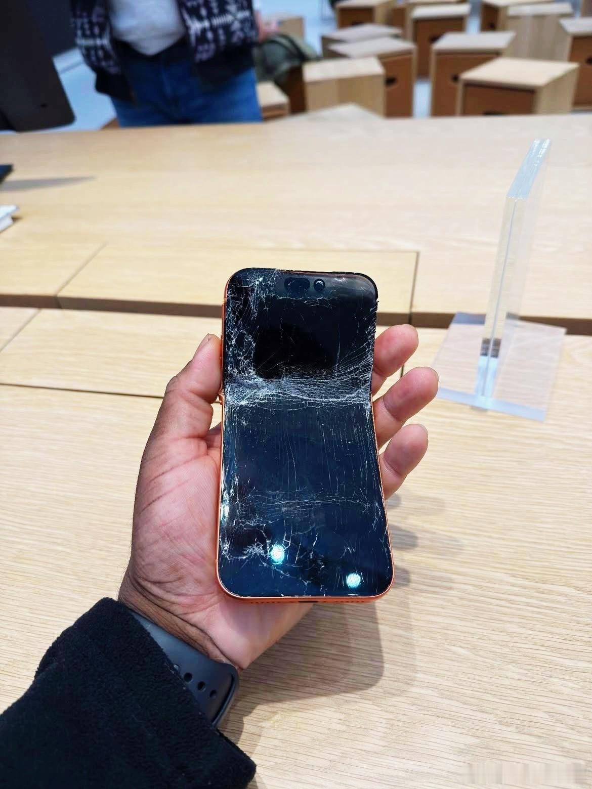 有请我们创造的有史以来最强大的折叠屏iPhoneFlip.