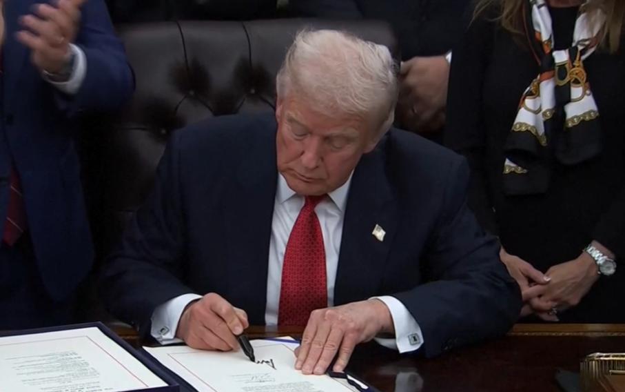 开战倒计时？美航母奔赴中东，印度开始撤侨，伊朗向中俄通报局势51票反对50票赞成