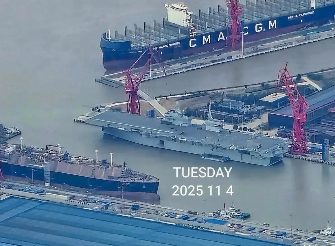 076型首舰的甲板干净整洁，这是要出海试航了吗！看到了舰体舯部竖起的挡焰板，虽然