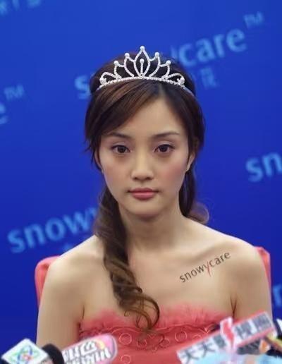 李小璐头上戴着公主皇冠，打扮得很精致，素颜原生脸摆在镜头前，少了后期精致感，看着