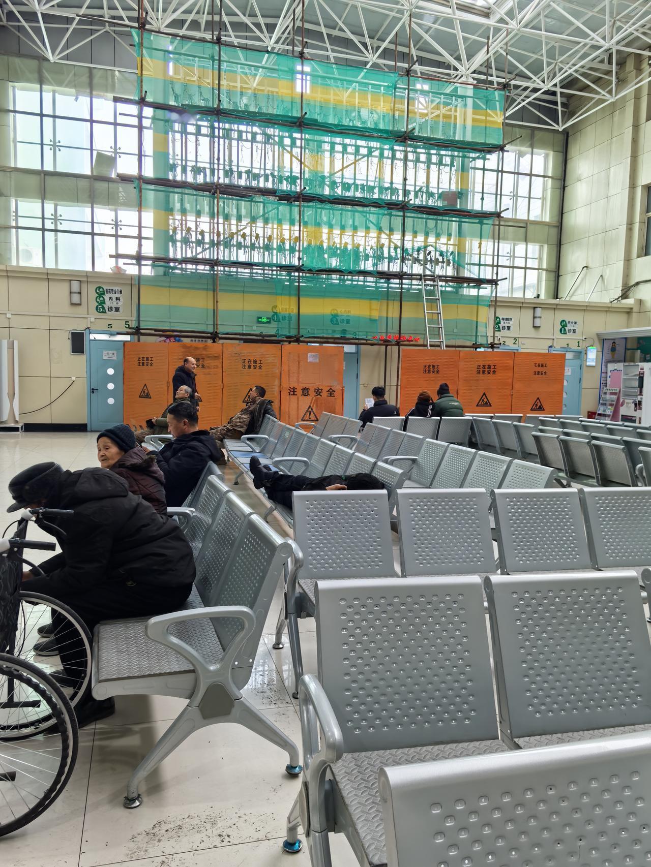 单位还在装修，昨天有一个病人患有白血病的他只有60多岁，走路特别费力，陪着他看病