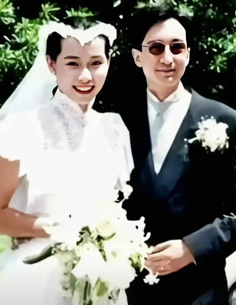 这是1988年叶童和老公陈国熹在法国结婚拍下的婚纱照。当时叶童25岁，陈国熹34