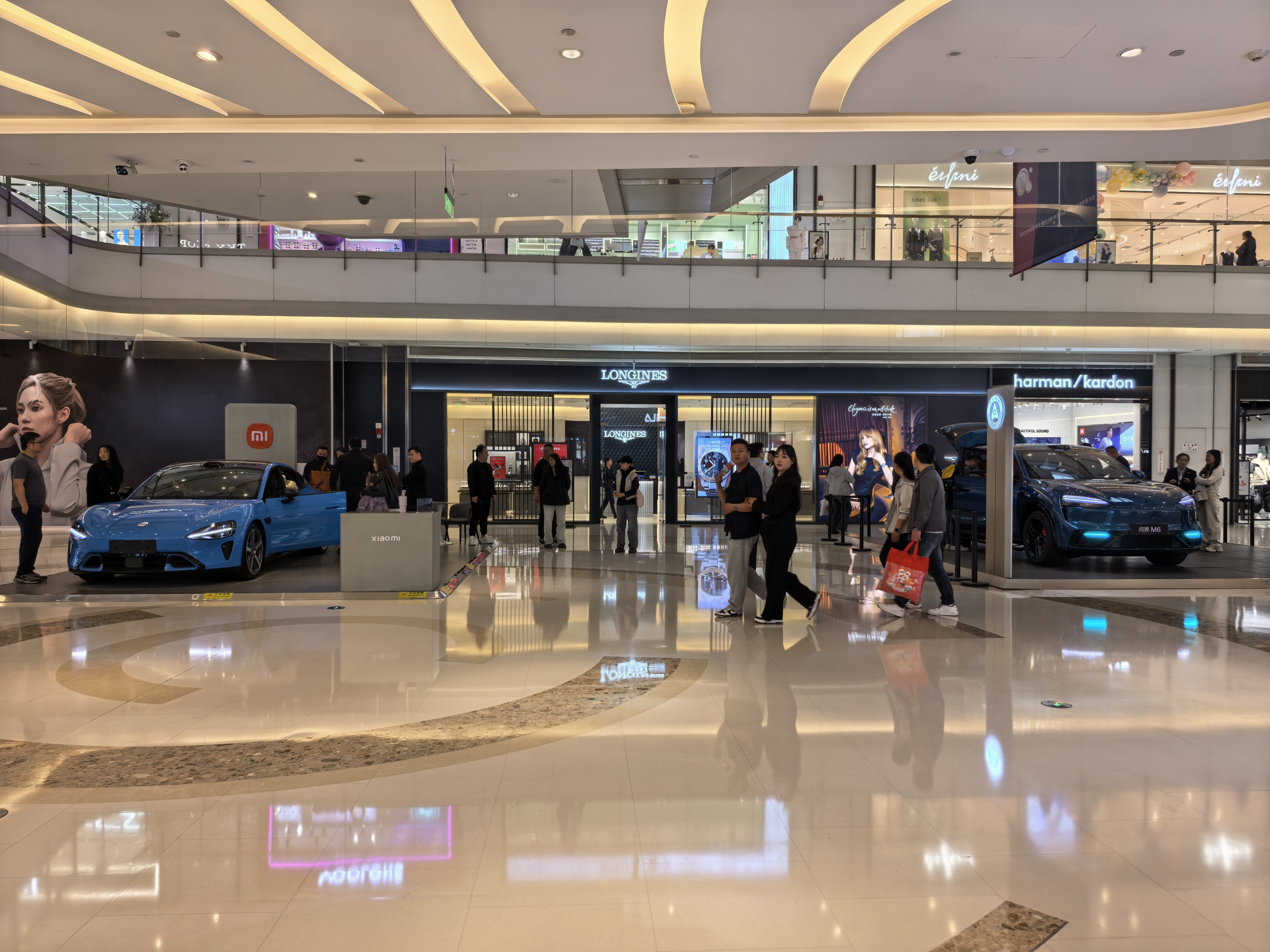 今天逛商场发现，问界M6、新一代小米SU7商场展台是邻居，两边人流势均力敌，体验