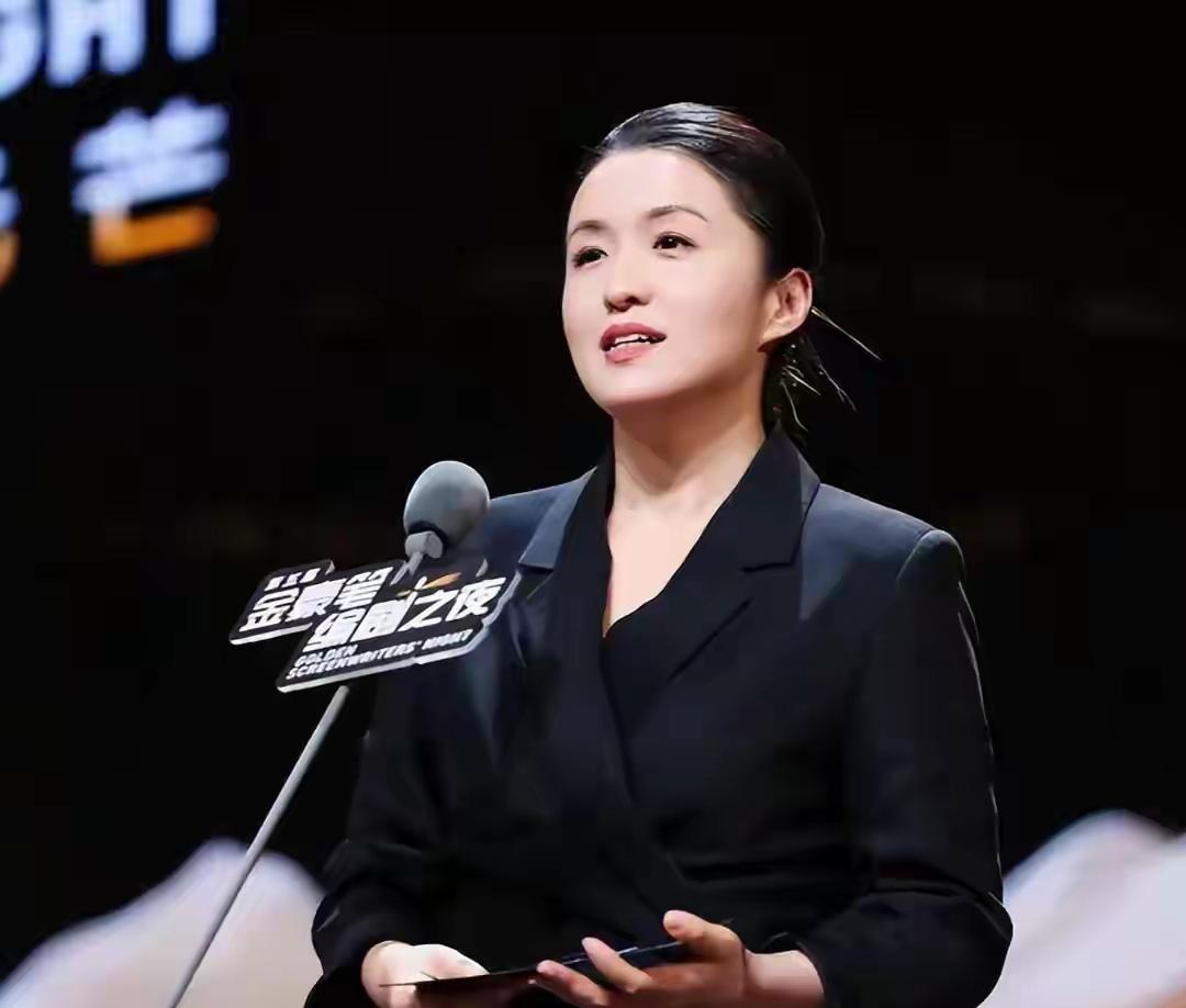 这个女人，真是不服不行。陈道明这么大一个影协主席，力挺她，给她机会。王家卫这么大