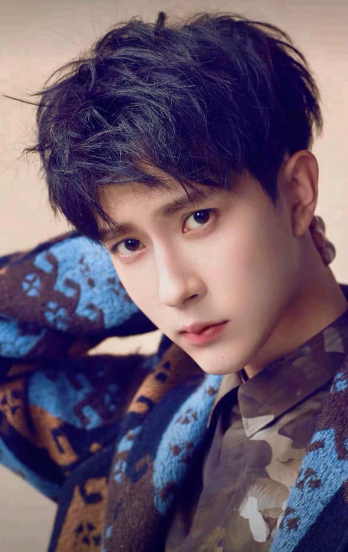 下辈子就当个普通老百姓吧！不要进娱乐圈了[哭哭]。大家一直在～人家粉丝追星