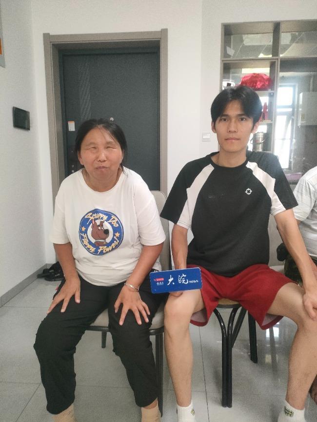 “破防了！”7月安徽，一女子自幼失明，从不知儿子长啥样，儿子带着她去看病，路人直
