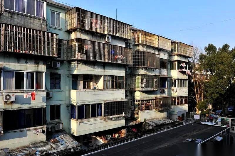 刚刷到个新闻，脊背发凉。江苏丹阳，一栋才盖了34年的居民楼，昨天半夜11点，一