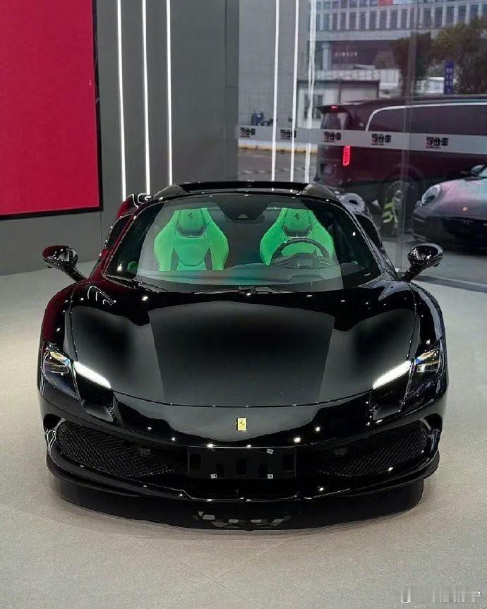 驾驭未来，感受速度与激情的完美融合。这款法拉利296GTS，以纯黑车身搭配绿色