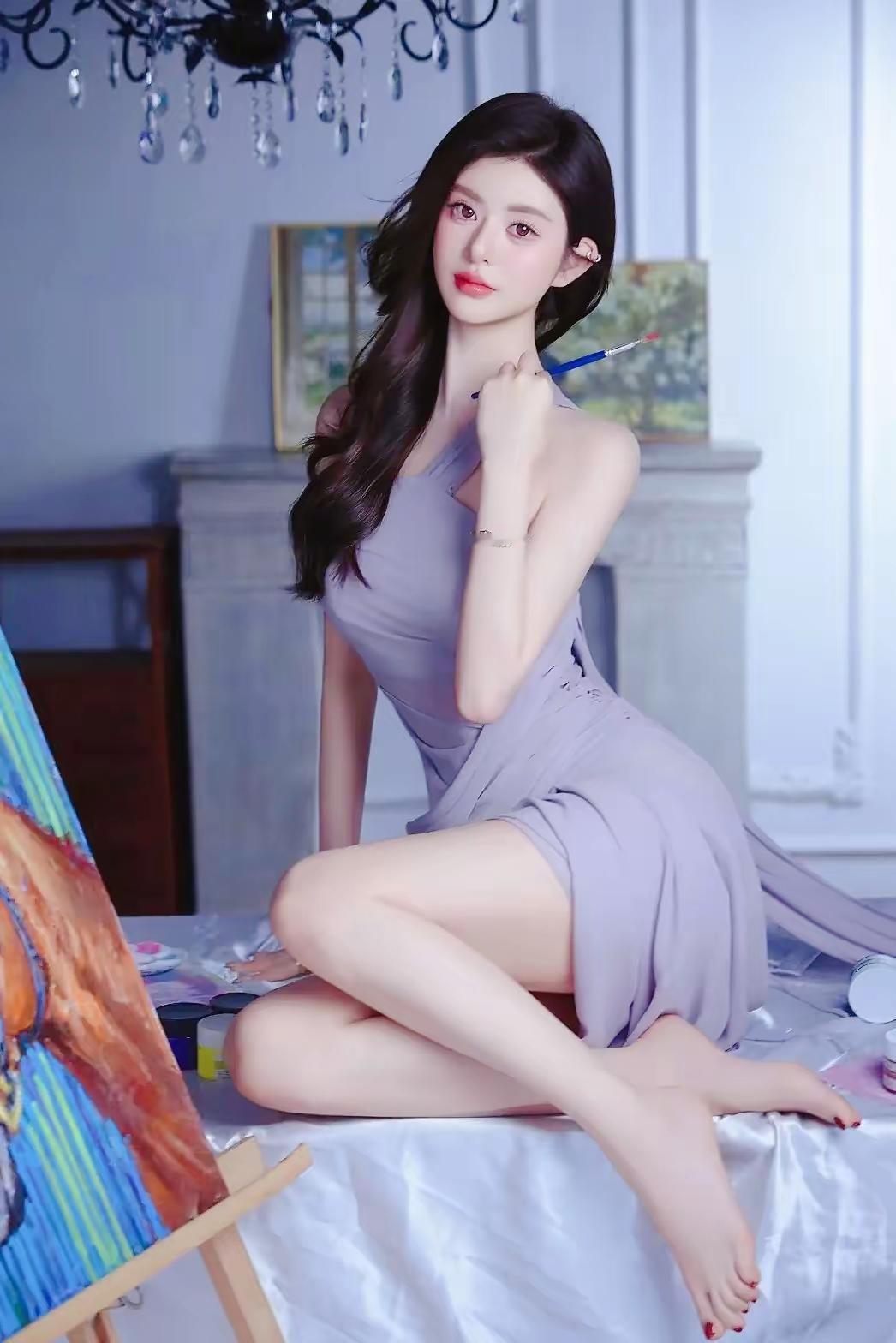 优雅艺术女郎，静坐画室，挥洒艺术之梦。