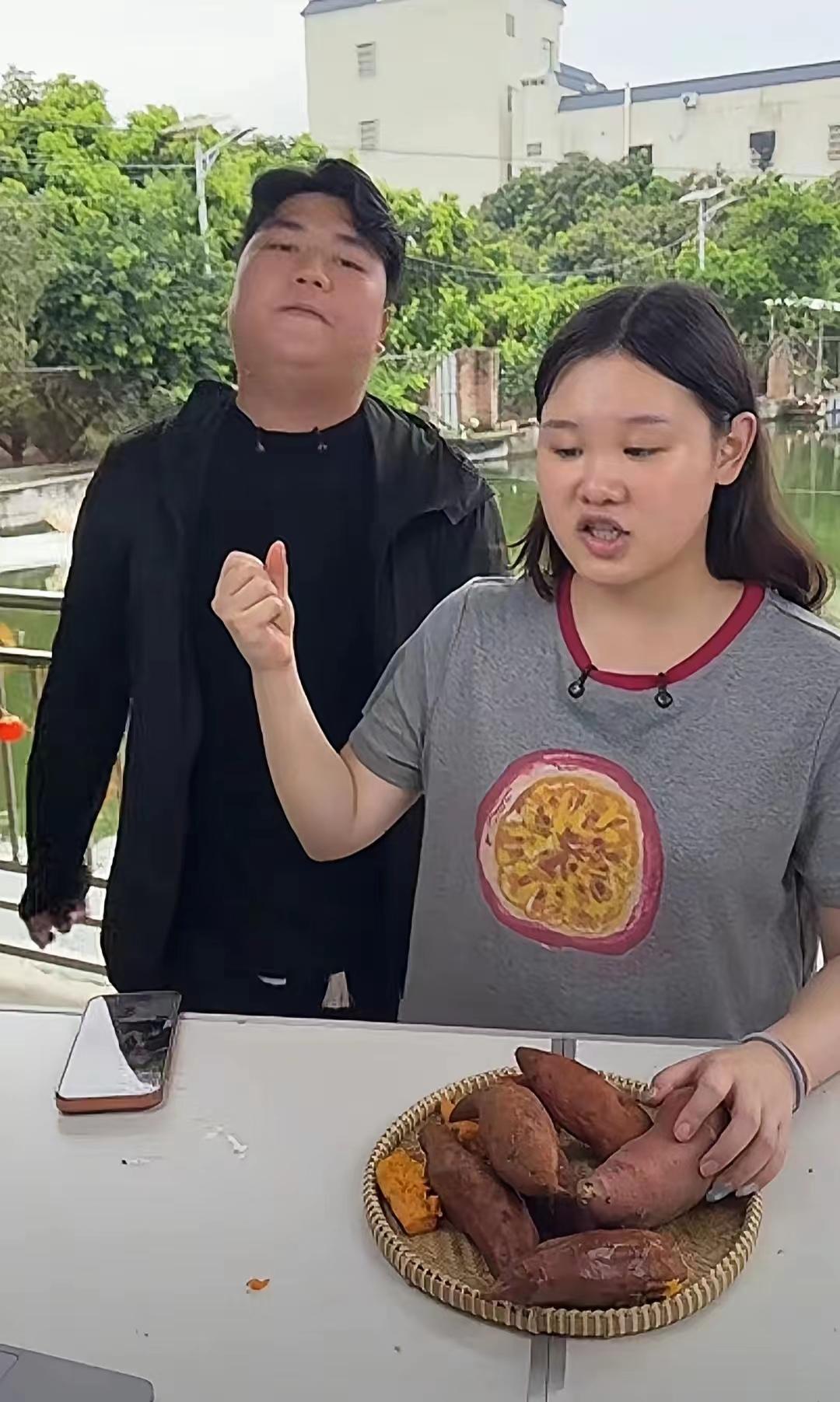 张家齐开直播，有点过于实在了，可以开美颜，可是跟全进华直播的时候，竟然是素颜现身