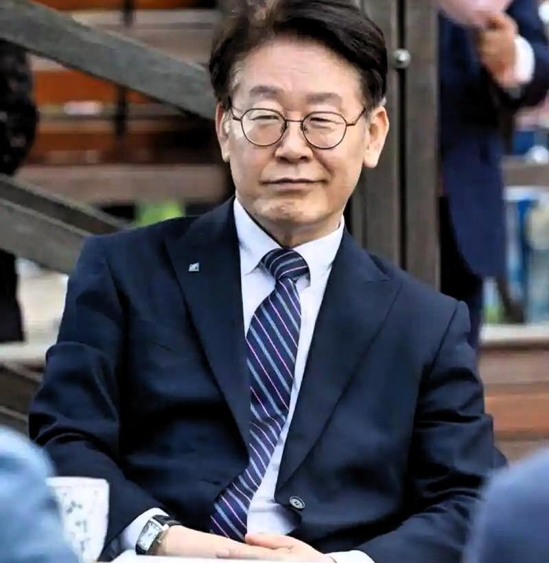 你们知道吗？最近韩国政坛有个事儿特有意思——李在明开会时自嘲，说网上有人把他名