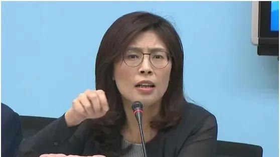 郑丽文估计蓝营立委被罢免的最多三席，而民进党的目标是要罢免蓝营5到10席。为什