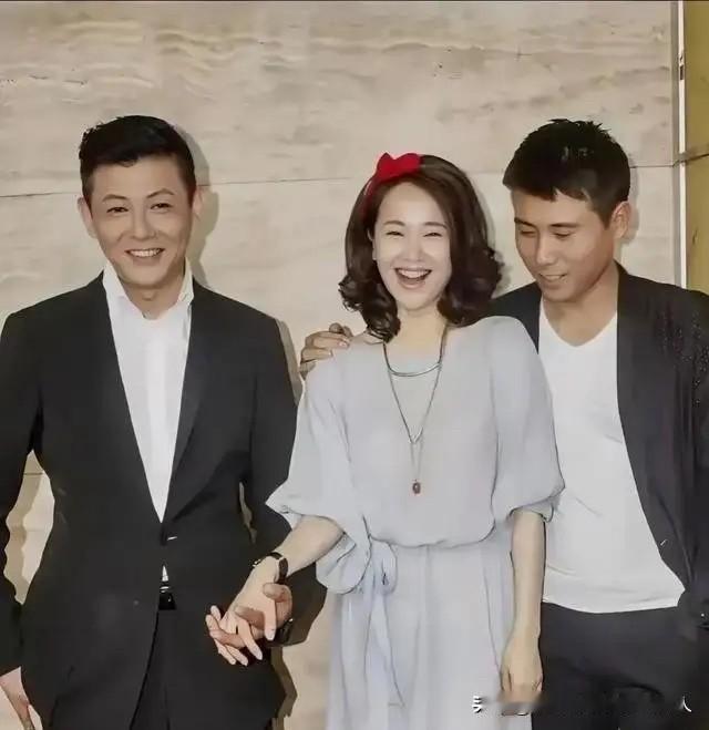 领导查女生宿舍，张口就说“奶罩挂得到处都是”。有女生小声纠正：“应该叫胸罩”。他