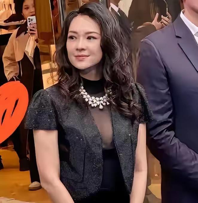 汪峰那眼珠子瞪得，估计都快掉出来了。8月18日晚“章子怡套现3亿”冲上热搜，23