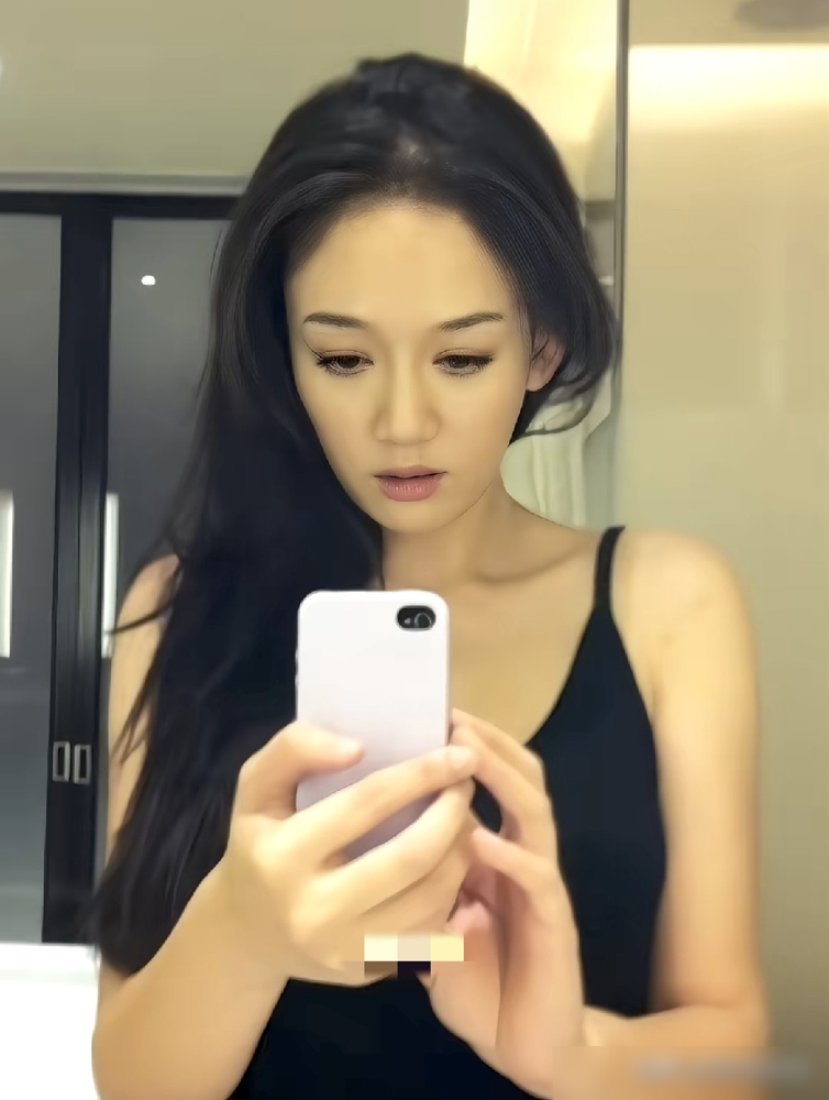 陈乔恩直接把素颜怼镜头上了，黑眼圈、眼袋、发际线全暴露，一点没藏。她拍了个从素颜到全妆的全程视频，开